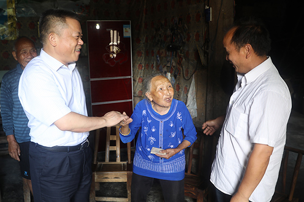建行湖南省分行行长文爱华到省行定点扶贫点调研帮扶。