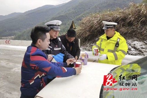 双牌公安民警迎战冰雪保平安