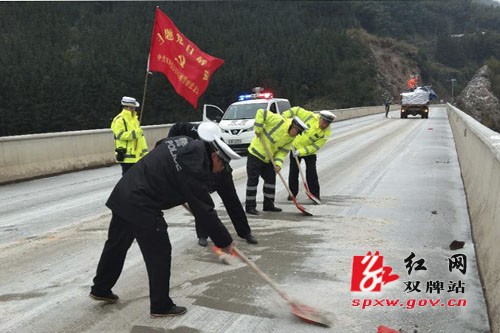 双牌公安民警迎战冰雪保平安