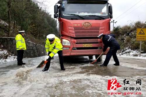 双牌：“抗冰除雪”人是元旦假期里最美的风景