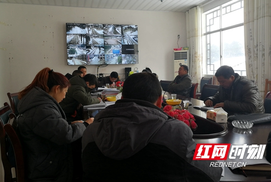 武陵源区索溪峪街道双文村驻村工作队与村两委召开见面碰头会