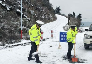 武冈市领导慰问奋战在抗雪防冻一线的工作人员