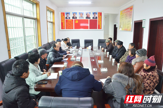 张家界市住建局慰问社区结对贫困户
