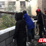 废弃电线杆断裂 社区紧急处置消隐患