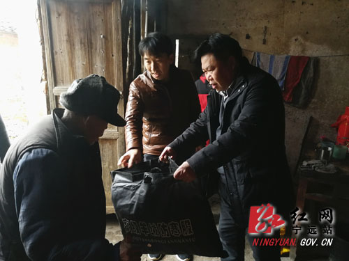 宁远：纪检干部元旦“走穷亲”