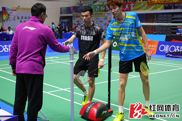 红网时刻1月5日讯（记者 符洹雨）1月5日，2018赛季中国羽毛球俱乐部超级联赛（简称“羽超”）第12轮全面开打，湖南华莱队在深圳市南山区文体中心体育馆客场挑战联赛新军深圳羽众队。本文摄影/王珍