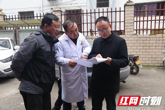 朱法栋在南庄坪社区卫生服务中心了解情况副本_副本.jpg