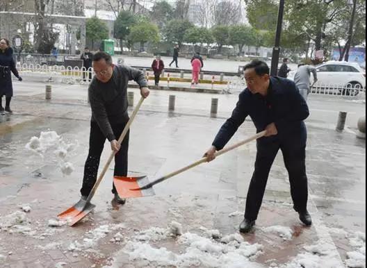 县委副书记杨廉喜在除冰扫积雪