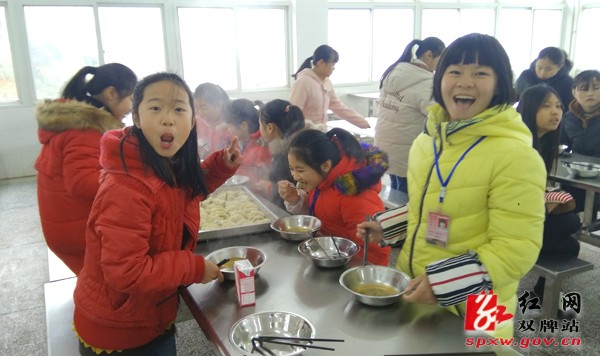 情暖寒冬：双牌一中留守学生与老师共包饺子欢度周末