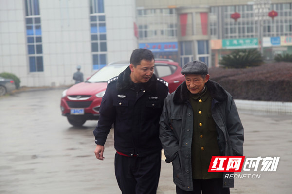 杜宏槐扶送老人回家_副本.jpg