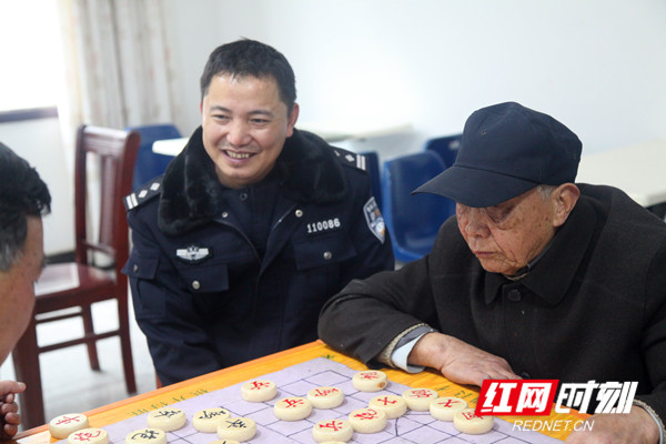 杜宏槐组织老人开展文体活动_副本.jpg