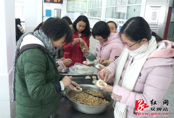 情暖寒冬：双牌一中留守学生与老师共包饺子欢度周末