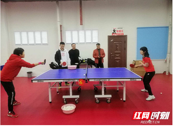 省运动会乒乓球男单冠军受邀在张家界免费传授乒乓球技术