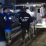 长沙一市民深夜醉倒马路中央 城管及时送其就医