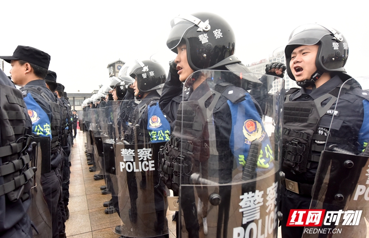 4、快警中队集体宣誓.jpg 4、快警中队集体宣誓.jpg