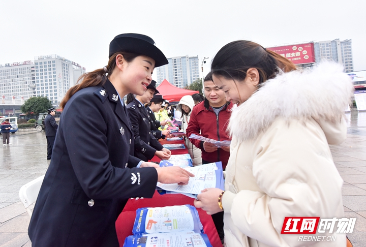 6、现场开展宣传活动.jpg 6、现场开展宣传活动.jpg