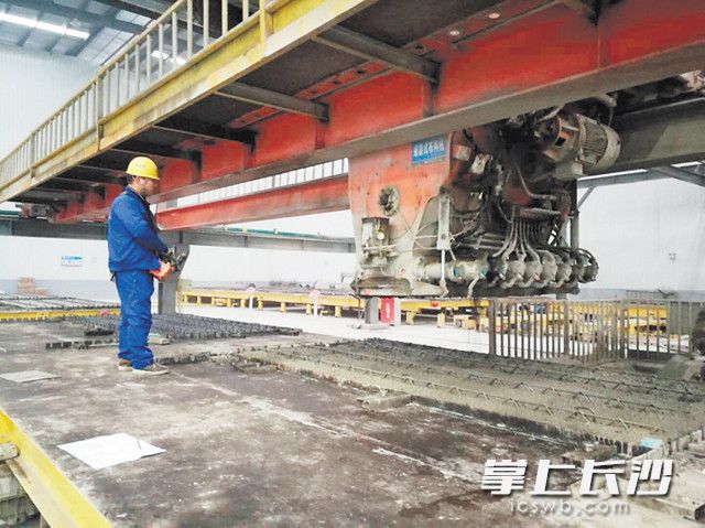 中建科技的PC构件生产车间里,墙体的水泥浇筑已实现自动化生产。 长沙晚报全媒体记者 小刘军 摄