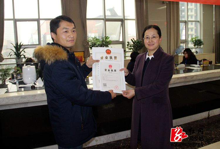 副市长侯爱萍为棋梓镇贝塔土特产经营店店主刘培颁发电商营业执照