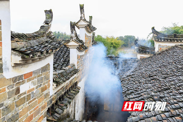 1日12日,在湖南省永州市東安縣文堂村周家大院,筆者和幾位攝影愛好者