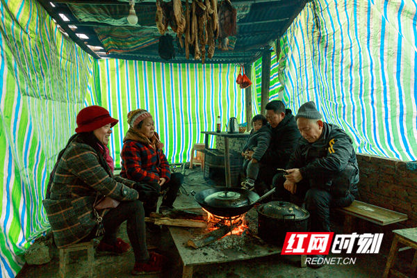 “杀猪饭”，就是将现场宰杀的猪肉加上新鲜的猪血和一些内脏做成一锅大杂烩，大家围着火坑吃火锅，其乐融融。