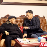 长沙天心区委书记朱东铁看望老同志慰问困难群众