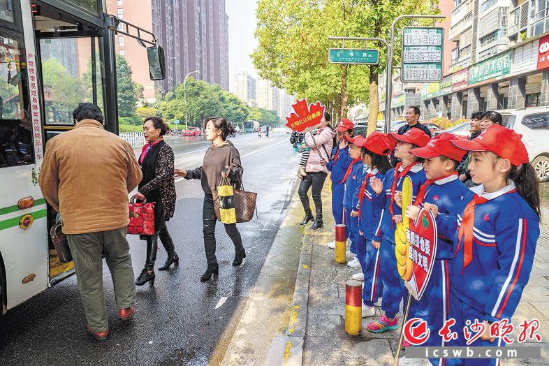 　　雨花区积极开展排队礼让行动，让文明礼让蔚然成风，孩子们也变身文明小使者。  本版图片除署名外均为 陈飞  摄