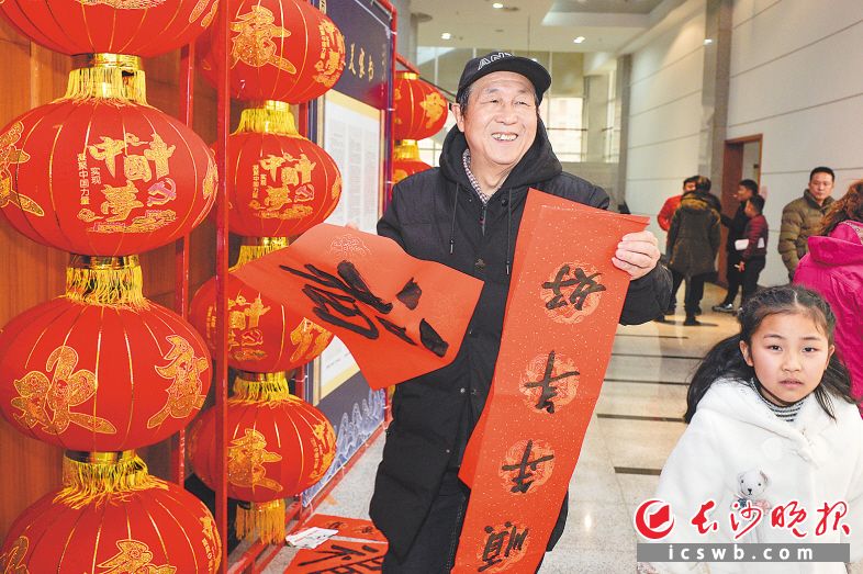 　　活动现场，居民们除了看节目，还高兴地领到了书法家书写的春联。长沙晚报全媒体记者 邹麟  摄