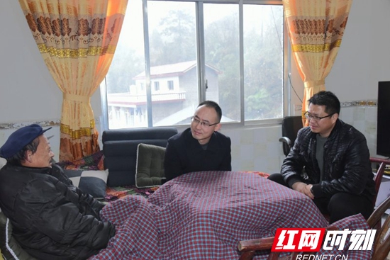 朱法栋看望慰问结对帮扶对象廉大坤_副本_副本.jpg