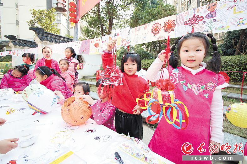 　　以群众喜闻乐见的表现形式，赋予市民更多的文明滋养。瞧，在“好家风好家训”传承活动中，雨花区的居民和孩子们将废弃物品制作成实用品，倡导勤俭务实之风。  