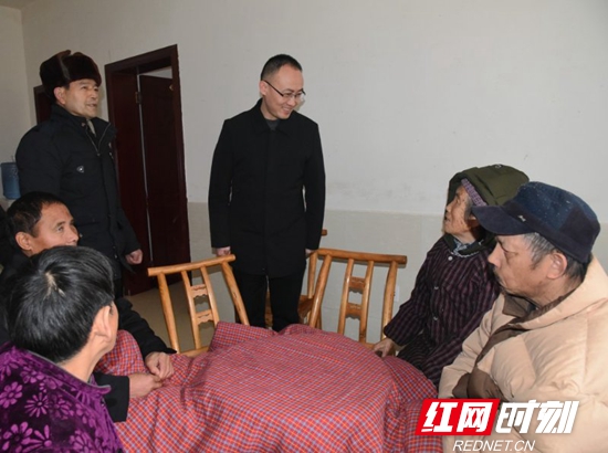 朱法栋在教字垭镇敬老院看望慰问_副本_副本.jpg