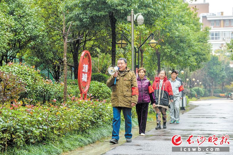 　　雨花区不断创新文明服务方式，诸多社区党员组成志愿服务队，维护小区治安、帮解邻里难题。