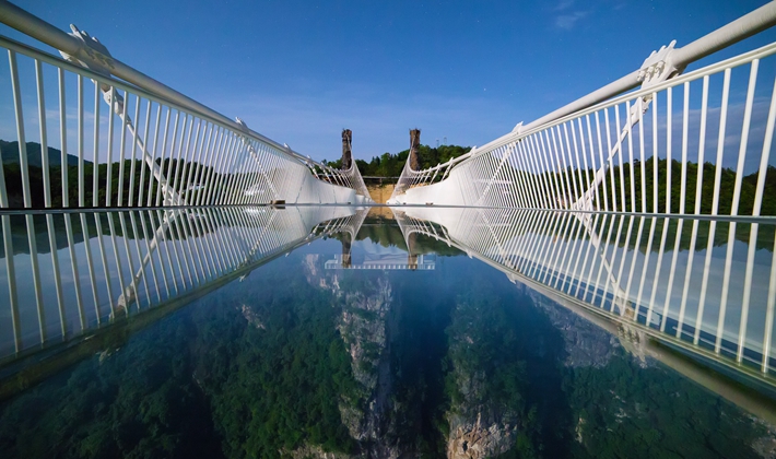 大雪落在玻璃桥上和一场大雪同日赶到张家界雪落在玻璃桥上,比我早到