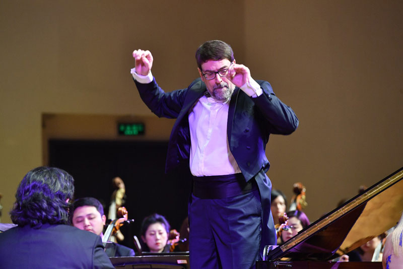 此次碧桂园·2019湖南新年音乐周，1月11日为长沙市民带来了一场“俄罗斯风情”交响音乐会。特邀俄罗斯著名指挥家——Igor Verbitsky（伊格尔·维比茨基）倾情助阵。