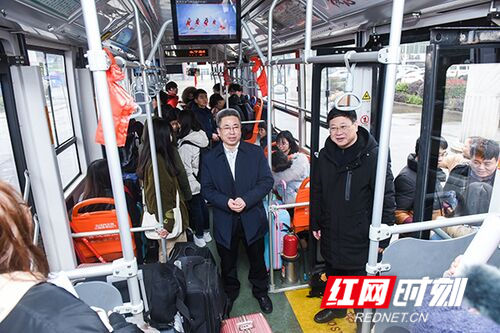 湖南科技学院：爱心巴士送学生温暖回家