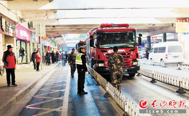 　　在街道召唤下，消防、交警等各部门联合进小区开展应急演练，携手治乱，彻底畅通湘江世纪城消防通道。 长沙晚报通讯员 刘达敏 摄