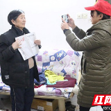 网格管家上门服务  关爱行动不便老人