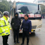 暖!华容交警热心助人,漂泊的人儿回到家