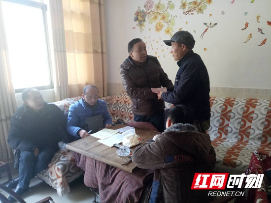 給彭文波送慰問金.jpg