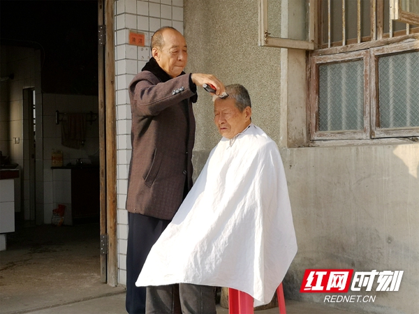 谷正平为高血压冠心病患者李锦新理发5.jpg 谷正平为高血压冠心病患者李锦新理发5.jpg