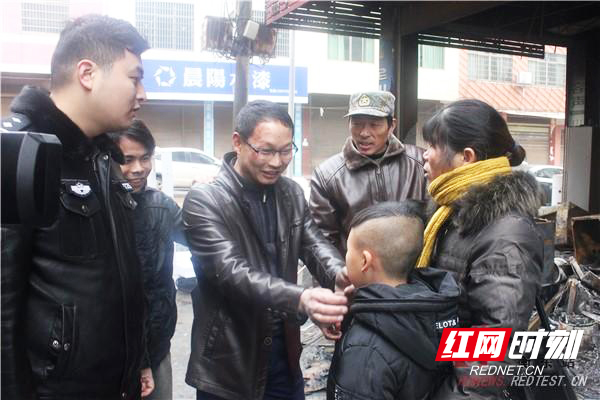 衡东县众人合力上演“生死救援”退伍军人奋不顾身火场中救出3人（附视频）