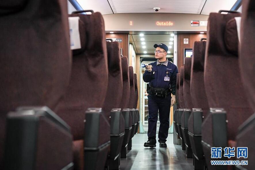 南京南动车所的工作人员在动车组列车车厢内检查巡视座椅等客服设施（1月19日摄）。