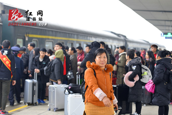 永州道县火车站旅客人来人往，络绎不绝。