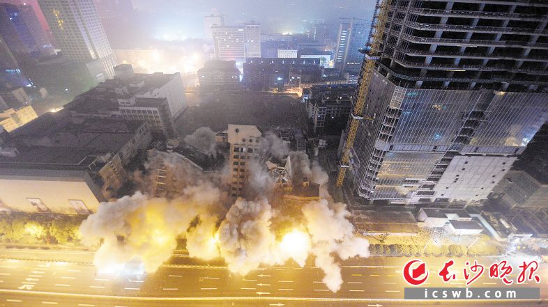 　　昨日凌晨2时52分，五一大道旁的旭华大厦和农业银行综合楼成功爆破拆除。　　长沙晚报全媒体记者 余劭劼 摄