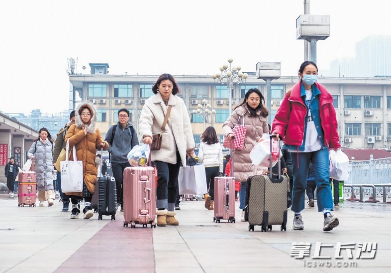 　　今日，2019年春运拉开序幕。昨日，记者在长沙火车站看到，客流量明显增加，旅客们带着自己的行李踏上回家的旅途。　　长沙晚报全媒体记者 邹麟 摄