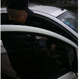 驾驶员急刹后 他一个动作救了一个生命