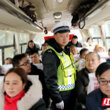 张家界交警一大队民警忙“赶集” 严守农村春运交通安全阵地
