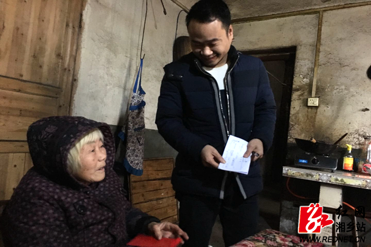 计生协会组织开展春节生育关怀走访慰问活动,为全镇计划生育贫困家庭