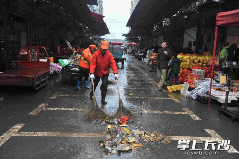 　　保洁员在不停地清扫。　　均为长沙晚报全媒体记者 贺文兵 摄