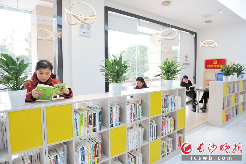 望城区望府路社区服务中心的阅读长廊,让人倍感温馨舒适。 长沙晚报全媒体记者 小刘军 摄