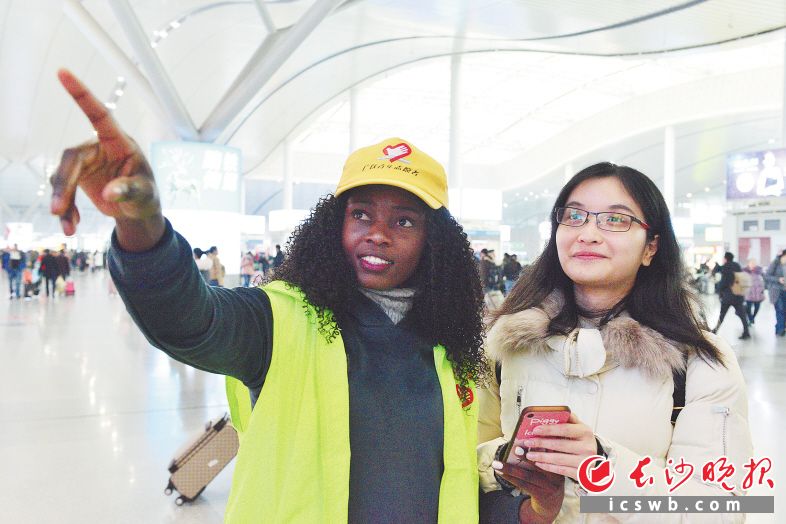 外籍志愿者服务春运　　昨日是2019年春运第一天，长沙火车南站内，志愿者的身影随处可见。图为来自尼日利亚的志愿者南希为旅客做向导。长沙晚报全媒体记者 王志伟 通讯员 龚晟 摄影报道